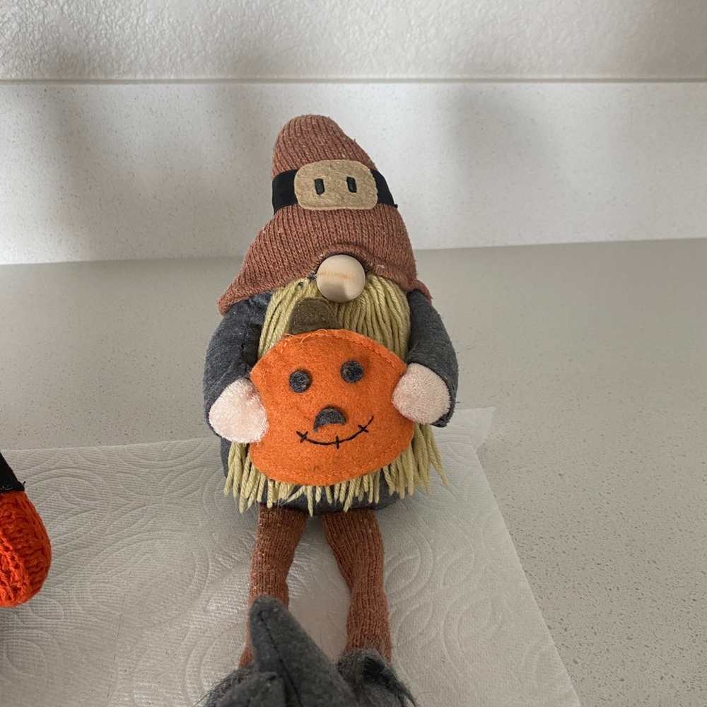 HALLOWEEN GNOME HOLDING A PUMPKIN